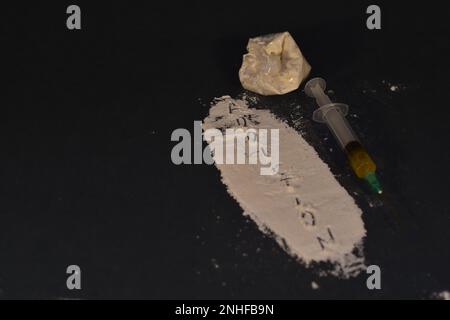 Suchtbegriff Drogen weißes Pulver und Spritze mit Nadel Stockfoto
