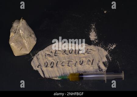 Suchtbegriff Drogen weißes Pulver und Spritze mit Nadel Stockfoto