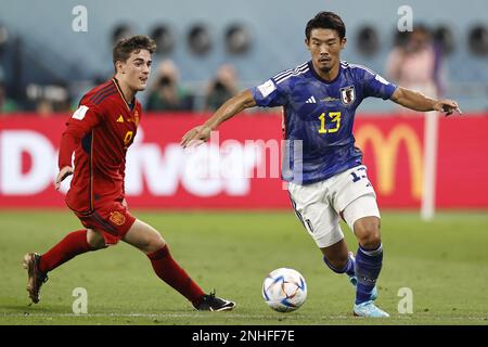 AL-RAYYAN - (LR) Pablo Gavira aus Spanien, Hidemasa Morita aus Japan während des FIFA-Weltmeisterschaftsspiels Katar 2022 Gruppe E zwischen Japan und Spanien im Khalifa International Stadion am 1. Dezember 2022 in Ar-Rayyan, Katar. AP | niederländische Höhe | MAURICE AUS STEIN Stockfoto