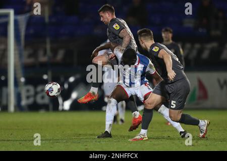 Der Josh Umerah von Hartlepool United kämpft am Dienstag, den 21. Februar 2023, beim Sky Bet League 2-Spiel zwischen Hartlepool United und Newport County im Victoria Park, Hartlepool, gegen Scot Bennett von Newport County. (Foto: Mark Fletcher | MI News) Guthaben: MI News & Sport /Alamy Live News Stockfoto