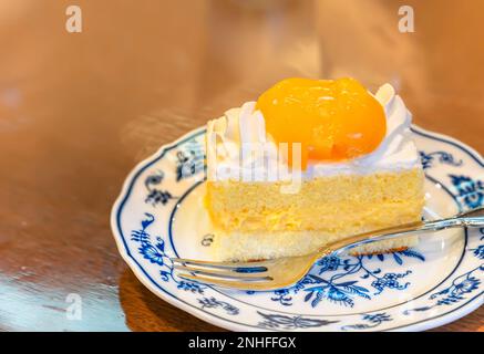 Japanischer Scheitelkuchen, ein einheimischer Süßigkeiten, der nur in Nagasaki verkauft wird und aus Vanillesahne hergestellt wird, die zwischen zwei Scheiben Schwammkuchen und einem Deckel eingelegt wird Stockfoto