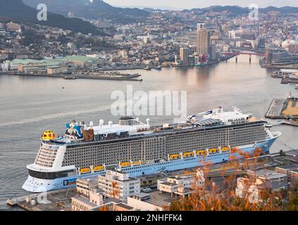 nagasaki, kyushu - 11 2022. dez.: Blick aus der Vogelperspektive von der Aussichtsplattform am Berg Nabekanmuri des Kreuzfahrtschiffs Costa Serena Genova, das im Internati festgemacht ist Stockfoto