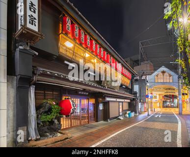 nagasaki, kyushu - 11 2022. dez.: Traditionelle Holzarchitektur des japanischen Restaurants Yossou, spezialisiert auf Chawanmushi-Eiercreme und A Stockfoto