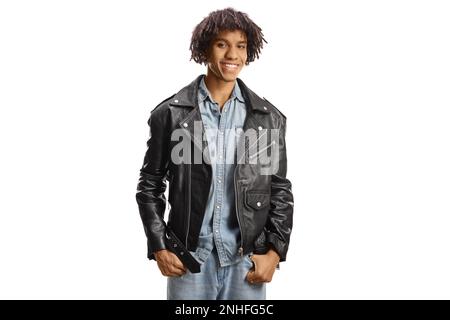 Junger afroamerikanischer Mann mit Dreadlocks, der eine Lederjacke trägt, isoliert auf weißem Hintergrund Stockfoto