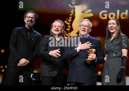 Berlin, Deutschland. 21. Februar 2023. Regisseur Steven Spielberg (2. von rechts) steht neben dem irischen Musiker und Ladator Bono (2. von links), der Filmproduzentin Mariette Rissenbeek, Geschäftsführerin der Berlinale, und Carlo Chatrian, künstlerischer Direktor des Filmfestivals, auf der Bühne bei der Preisverleihung der Berlinale-Ehrenmedaille zum Goldenen Bär verliehen wird. Das Internationale Filmfestival 73. findet vom 16. Bis 26. Februar 2023 in Berlin statt. Kredit: Jens Kalaene/dpa/Alamy Live News Stockfoto