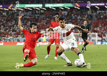 DOHA - (l-r) Moon-hwan Kim von der Republik Korea, Joao Cancelo von Portugal während der FIFA Weltmeisterschaft Katar 2022 Gruppe H Match zwischen Südkorea und Portugal im Education City Stadium am 2. Dezember 2022 in Doha, Katar. AP | niederländische Höhe | MAURICE AUS STEIN Stockfoto