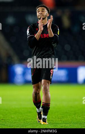 Swansea, Großbritannien. 21. Februar 2023. Jacob Brown aus Stoke City feiert Vollzeit. EFL Skybet Meisterschaftsspiel, Swansea City gegen Stoke City im Swansea.com Stadium in Swansea, Wales am Dienstag, den 21. Februar 2023. Dieses Bild darf nur zu redaktionellen Zwecken verwendet werden. Nur redaktionelle Verwendung, Lizenz für kommerzielle Verwendung erforderlich. Keine Verwendung bei Wetten, Spielen oder Veröffentlichungen von Clubs/Ligen/Spielern. Bild von Lewis Mitchell/Andrew Orchard Sportfotografie/Alamy Live News Kredit: Andrew Orchard Sportfotografie/Alamy Live News Stockfoto