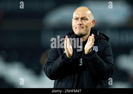 Swansea, Großbritannien. 21. Februar 2023. Alex Neil, Stadtmanager von Stoke, feiert Vollzeit. EFL Skybet Meisterschaftsspiel, Swansea City gegen Stoke City im Swansea.com Stadium in Swansea, Wales am Dienstag, den 21. Februar 2023. Dieses Bild darf nur zu redaktionellen Zwecken verwendet werden. Nur redaktionelle Verwendung, Lizenz für kommerzielle Verwendung erforderlich. Keine Verwendung bei Wetten, Spielen oder Veröffentlichungen von Clubs/Ligen/Spielern. Bild von Lewis Mitchell/Andrew Orchard Sportfotografie/Alamy Live News Kredit: Andrew Orchard Sportfotografie/Alamy Live News Stockfoto