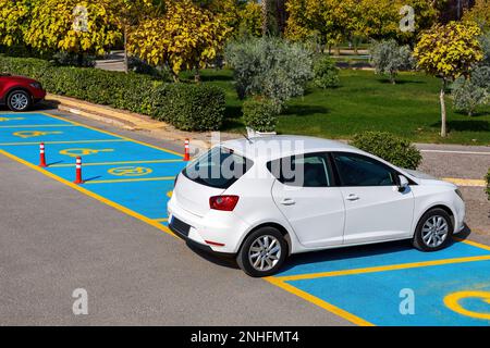 Auto parkt auf dem Behindertenparkplatz. Behindertenparkplatz. Stockfoto