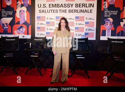 Berlin, Deutschland. 21. Februar 2023. Schauspielerin Iris Berben kommt in die USA Botschaft während der Berlinale. Das Internationale Filmfestival 73. findet vom 16. Bis 26. Februar 2023 in Berlin statt. Kredit: Annette Riedl/dpa/Alamy Live News Stockfoto