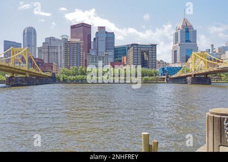 Die Skyline von Downtown Pittsburgh, von der North Shore aus gesehen, zwischen den Brücken Andy Warhol und Roberto Clemente. Stockfoto