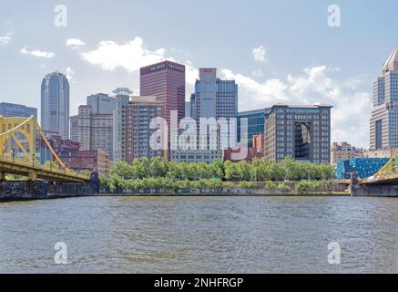 Die Skyline von Downtown Pittsburgh, von der North Shore aus gesehen, zwischen den Brücken Andy Warhol und Roberto Clemente. Stockfoto