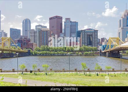 Die Skyline von Downtown Pittsburgh, von der North Shore aus gesehen, zwischen den Brücken Andy Warhol und Roberto Clemente. Stockfoto