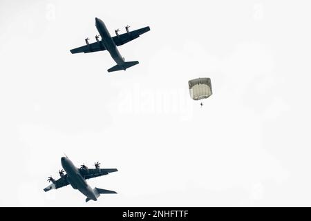 Eine US-amerikanische C-130J und eine deutsche A-400m fallen Fallschirmjäger vom 173. Brigade Support Bataillon, der 173. Airborne Brigade und der deutschen 26. Airborne Brigade ‘Saarland’ während einer Luftoperation am Bodensee, Deutschland, 29. Juli 2022. 75 Fallschirmjäger aus jedem Land nahmen an der Operation Teil. Die 173. Airborne Brigade ist die Notfalleinsatztruppe der US-Armee in Europa und stellt schnell einsatzfähige Truppen für die europäischen, afrikanischen und zentralen Befehlsbereiche der Vereinigten Staaten bereit. Die Brigade, die in ganz Italien und Deutschland eingesetzt wird, trainiert routinemäßig neben NATO-Verbündeten Stockfoto