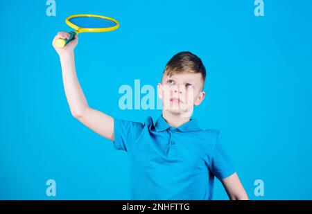 Junge, Kind, spielt Tennis. Tennis üben. Ein Typ mit Schläger genießt das Spiel. Der zukünftige Champion. Träumen von Sportkarriere. Sportler-Tennisschläger Stockfoto