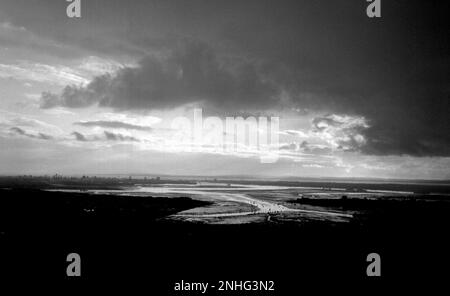 AJAXNETPHOTO. 1990. PORTSMOUTH, ENGLAND. - NATURAL HARBOUR - PORTSMOUTH HARBOUR UND STADT BEI EBBE VOM PORTSDOWN-HÜGEL IN RICHTUNG ISLE OF WIGHT GESEHEN, BEVOR DIE BAUARBEITEN AM MILLENIUM-TURM BEGONNEN HATTEN.FOTO:JONATHAN EASTLAND/AJAX REF:M634 Stockfoto