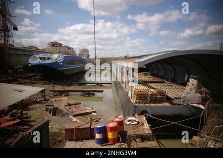 AJAXNETPHOTO. 2006. VILLENEUVE LA GARENNE, FRANKREICH - EIN BATEAUX MOUCHE UND SCHWIMMENDES ÜBERDACHTES SCHIFF IM BAU AUF EINER WERFT AN DER SEINE AM QUAI ALFRED SISLEY AM STADTRAND VON PARIS. DER IMPRESSIONISTISCHE KÜNSTLER AUS DEM 19TH. JAHRHUNDERT HAT MEHRERE GEMÄLDE VON SZENEN AUF DEM FLUSS GEMACHT, DARUNTER „VILLENEUVE LA GARENNE, 1872“. FOTO: JONATHAN EASTLAND/AJAX. REF.: R60304 260 Stockfoto