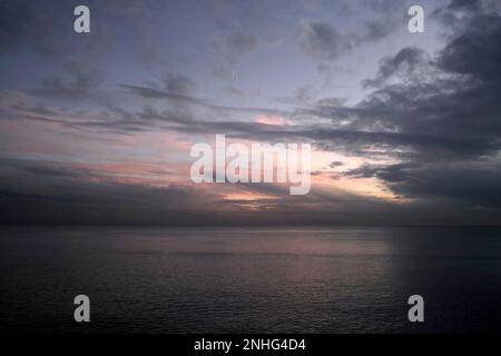 AJAXNETPHOTO. NOVEMBER 2017. WORTHING, ENGLAND. - RUHE VOR DEM STURM - NIEDRIGE STRATUSWOLKE ÜBER BEDROHLICHEM DUNKLEN MEER MIT BLICK ÜBER DEN KANAL. FOTO: JONATHAN EASTLAND/AJAXREF:DP1X182706 110 Stockfoto