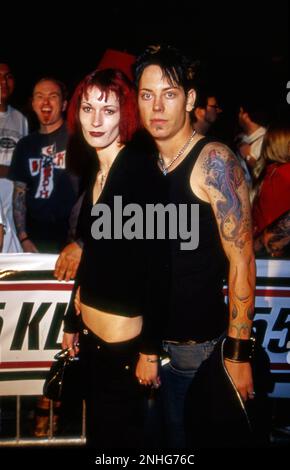 Junge Fans von Ozzy Osborne bei einer PR-Veranstaltung für den Rockstar atTower Reocrds auf dem Sunset Strip in Los Angeles, Kalifornien, USA Stockfoto