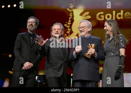 Berlin, Deutschland. 21. Februar 2023. Regisseur Steven Spielberg (2. von rechts) steht neben dem irischen Musiker und Ladator Bono (2. von links), der Filmproduzentin Mariette Rissenbeek, Geschäftsführerin der Berlinale, und Carlo Chatrian, künstlerischer Direktor des Filmfestivals, auf der Bühne bei der Preisverleihung der Berlinale-Ehrenmedaille zum Goldenen Bär verliehen wird. Das Internationale Filmfestival 73. findet vom 16. Bis 26. Februar 2023 in Berlin statt. Kredit: Jens Kalaene/dpa/Alamy Live News Stockfoto