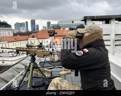 Warschau, Polen. 21. Februar 2023. Sicherheitsbeamte stehen vor dem Präsidentenpalast während des Besuchs von US-Präsident Biden in Polen in Warschau, Polen, am 21. Februar 2023 Wache. Foto: Polnischer Staatsschutz/UPI Kredit: UPI/Alamy Live News Stockfoto