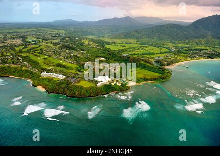 Hanalei Bay mit dem St. Regis Hotel Princeville Kauai, Hawaii, USA Stockfoto
