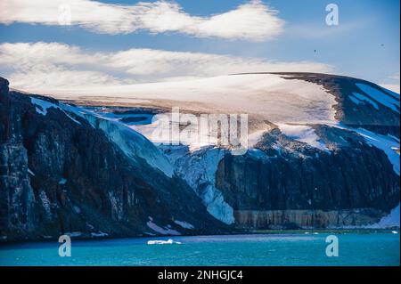 Gletscher auf einem Berg in Kapp Fanshawe auf der norwegischen Spitzbergen-Insel Stockfoto