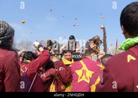 Turin, Turin, Italien. 21. Februar 2023. Allgemeiner Überblick über die "Schlacht der Orangen" am 21. Februar 2023 in Ivrea, Italien. Die Schlacht der Orangen, der größte Nahrungsmittelkampf in Italien, findet während der Karnevalssaison statt und ist eine symbolische Nachstellung einer Revolution, die in Ivrea im Mittelalter stattfand, mit neun Teams von Walking-Aranceri (Orangenpfleger), die Orangen gegen Araneri warfen, die auf Karren fuhren. Der Karneval von Ivrea kehrt nach zwei Jahren der Aussetzung aufgrund der COVID-Pandemie zurück. Kredit: ZUMA Press, Inc./Alamy Live News Stockfoto