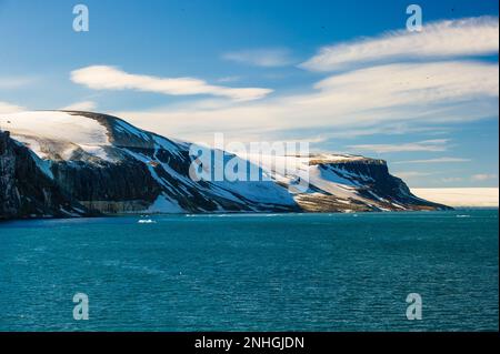 Gletscher auf einem Berg in Kapp Fanshawe auf der norwegischen Spitzbergen-Insel Stockfoto