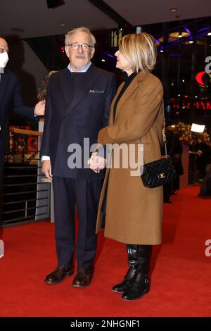 Steven Spielberg und seine Frau Kate Capshaw nehmen während der Berlinale 73. an der Ehrenauszeichnung „Goldener Bär“ und der Hommage an den roten Teppich von Steven Spielberg Teil Stockfoto