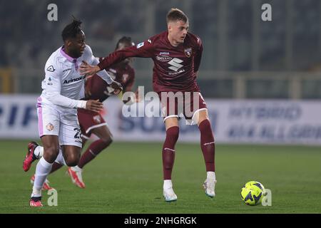 Turin, Italien, 20. Februar 2023. Ivan Ilic vom Turin FC hält eine Herausforderung von Soualiho Meite von US Cremonese während des Spiels der Serie A im Stadio Grande Torino, Turin, ab. Der Bildausdruck sollte lauten: Jonathan Moscrop/Sportimage Stockfoto