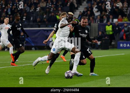 Deutsche Bank Park, Frankfurt, Deutschland, 21. Februar 2023, Victor Osimhen von Neapel Mario Gotze von Eintracht Frankfurt während des Fußballspiels Eintracht Frankfurt gegen Neapel UEFA Champions League Credit: Live Media Publishing Group/Alamy Live News Stockfoto