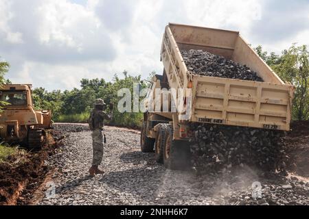 Soldaten der 130. Ingenieurbrigade, 84. Ingenieurbataillon legten Kies mit einem M1157 Kipper auf der Python 1 Range, Baturaja, Indonesien, 29. Juli 2022, Als Teil von Garuda Shield 2022. Garuda Shield, ein Teil von Operation Pathways und eine langjährige jährliche bilaterale Militärübung zwischen dem US-Militär und der indonesischen Nationalarmee, bekräftigt die Verpflichtungen der USA gegenüber unseren Verbündeten und anderen regionalen Partnern, die die gemeinsame Bereitschaft und die Interoperabilität zum gemeinsamen Kampf und Sieg stärken. Stockfoto