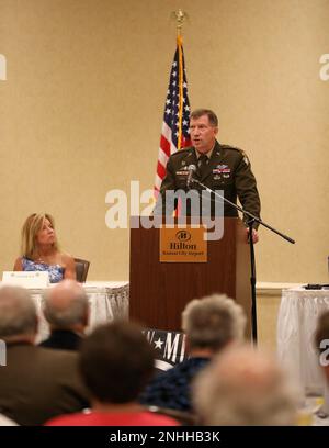 Generalmajor David Hodne, kommandierender General der 4. Infanterie-Division, tritt als Gastredner während des Bankettempfangs am letzten Tag des 104. Jährlichen National Reunion der National 4. Infanterie Division Association, Kansas City, Missouri, am 29. Juli 2022 auf. Das National 4. Inf. (IVY) Div Die Vereinigung hat die Veteranen, Soldaten und Freunde des 4. Inf unterstützt. Div Seit 1919. Stockfoto