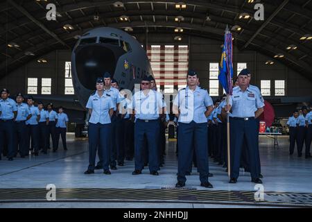 Flugzeuge, die der 6. Wartungsgruppe zugeteilt wurden, stehen in Formation während der 6. Zeremonie zur Änderung des Kommandos im Luftwaffenstützpunkt MacDill, Florida, 29. Juli 2022. Der 6. MXG unterstützt den Flügel durch die Wartung und Bereitstellung hochwertiger Flugzeuge, Bodenausrüstung und Munition für die Luft- und Raumfahrt sowie durch die Bereitstellung zuverlässiger mobiler Kräfte zur Erzeugung, zum Start und zur Rückgewinnung von Luftbetankung, zur Unterstützung von Kommandeuren und von Transitflugzeugen. Stockfoto