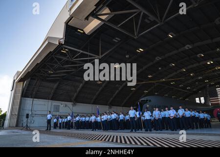 Am 6. Luftwaffenstützpunkt in Formation während der 6. ARW-Zeremonie zum Kommandowechsel auf dem MacDill Luftwaffenstützpunkt, Florida, 29. Juli 2022. Das 6. ARW besteht aus der 6. Operations Group, der 6. Maintenance Group, der 6. Mission Support Group, der 6. Medical Group und dem Personal der Flügel, die alle Unterstützung bieten, die es dem Flügel ermöglicht, seine globale Reichweite durch Luftbetankung zu vergrößern. Stockfoto