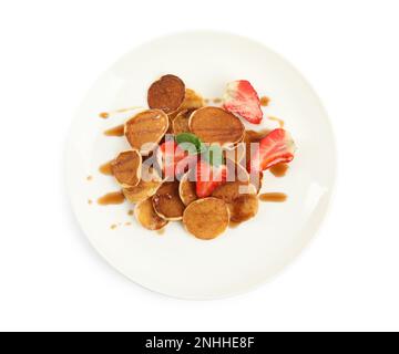 Teller mit Müsli-Pfannkuchen und Erdbeeren isoliert auf weiß, Draufsicht Stockfoto