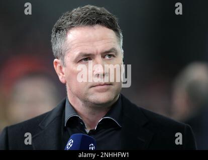 Anfield, Liverpool, Merseyside, Großbritannien. 21. Februar 2023. Champions League Football, Liverpool gegen Real Madrid; der ehemalige Stürmer von Liverpool und Real Madrid Michael Owen gibt ein tv-Interview über die Touchline Credit: Action Plus Sports/Alamy Live News Stockfoto