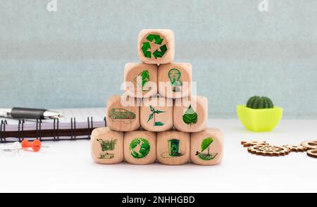 Holzwürfelblock mit ESG-Symbol. Kopieren von Bereichen, Social-Governance- und Corporate-Governance-Konzept. Entwicklung der ESG-Modernisierung. Stockfoto