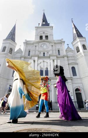 New Orleans, Usa. 21. Februar 2023. Mardi Gras Revelers Walk passierte am Fat Tuesday, 21. Februar 2023, am Jackson Square in New Orleans die Saint Louis Cathedral. Foto: AJ Sisco/UPI Credit: UPI/Alamy Live News Stockfoto