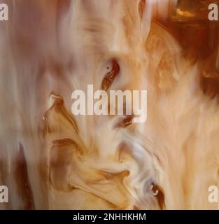 Glas mit kaltem Kaffee und Milch, Nahaufnahme Stockfoto
