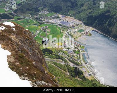 Ein Blick auf die Stadt Loen von der Seilbahn Loen Skylift vom Mt. Hoven über Nordfjord in Stryn, Norwegen. Stockfoto