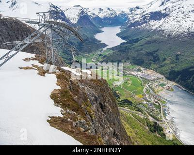 Ein Blick auf die Stadt Loen von der Seilbahn Loen Skylift vom Mt. Hoven über Nordfjord in Stryn, Norwegen. Stockfoto