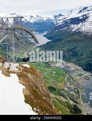 Ein Blick auf die Stadt Loen von der Seilbahn Loen Skylift vom Mt. Hoven über Nordfjord in Stryn, Norwegen. Stockfoto