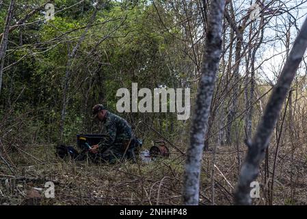 Royal Thai Armed Forces PO1 Supachai Saungka, ein Student des thailändischen Mine Action Center für die Beseitigung von Explosivstoffen im humanitären Mine Action Unit 2, bereitet Werkzeuge während eines HMA EOD Level 3-Kurses im Ta Mor ROI Training Area in der Provinz Surin, Thailand, 29. Juli 2022, vor. Royal Thai and American Armed Forces arbeiten zusammen, um TMAC-Studenten in EOD-Stufe 3 auszubilden, um eine EOD-Kapazität aufzubauen, die TMAC bei seiner Mission unterstützt, frei von Landminen zu werden. Diese Partnerschaft ist mit den USA abgestimmt Humanitäres Minenaktionsprogramm des Verteidigungsministeriums, das von Landminen betroffene Partnerländer unterstützt Stockfoto