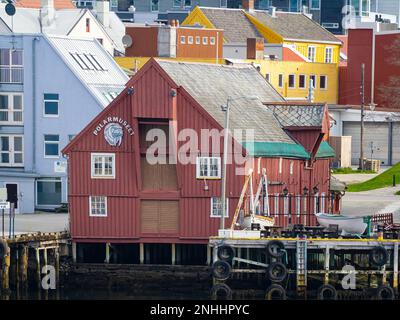 Ein Blick auf die Uferpromenade in der Stadt Tromsø, 217 Meilen nördlich des Polarkreises, Norwegen. Stockfoto