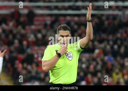 Liverpool, Großbritannien. 21. Februar 2023. Schiedsrichter Istvan Kovacs in Aktion. UEFA Champions League, Runde mit 16 1. Beinen, Liverpool gegen Real Madrid im Anfield Stadium in Liverpool am Dienstag, den 21. Februar 2023. Dieses Bild darf nur zu redaktionellen Zwecken verwendet werden. Nur redaktionelle Verwendung, Lizenz für kommerzielle Verwendung erforderlich. Keine Verwendung bei Wetten, Spielen oder Veröffentlichungen von Clubs/Ligen/Spielern. Bild von Chris Stading/Andrew Orchard Sportfotografie/Alamy Live News Kredit: Andrew Orchard Sportfotografie/Alamy Live News Stockfoto