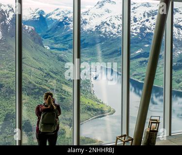 Ein Blick auf die Stadt Loen von der Seilbahn Loen Skylift vom Mt. Hoven über Nordfjord in Stryn, Norwegen. Stockfoto