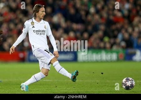 Liverpool, Großbritannien. 21. Februar 2023. Luka Modric von Real Madrid gibt den Ball ab. UEFA Champions League, Runde mit 16 1. Beinen, Liverpool gegen Real Madrid im Anfield Stadium in Liverpool am Dienstag, den 21. Februar 2023. Dieses Bild darf nur zu redaktionellen Zwecken verwendet werden. Nur redaktionelle Verwendung, Lizenz für kommerzielle Verwendung erforderlich. Keine Verwendung bei Wetten, Spielen oder Veröffentlichungen von Clubs/Ligen/Spielern. Bild von Chris Stading/Andrew Orchard Sportfotografie/Alamy Live News Kredit: Andrew Orchard Sportfotografie/Alamy Live News Stockfoto