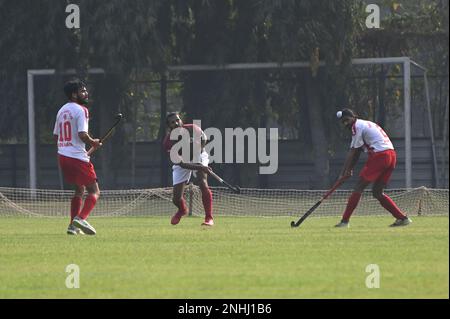 Indien. 21. Februar 2023. Action von Hockeyspielern zwischen dem Mohun Bagan Athletic Club und dem Punjan Sports Club in der Calcutta Hockey League, 2023 in Kolkata. (Foto: Suraranjan Nandi/Pacific Press) Kredit: Pacific Press Media Production Corp./Alamy Live News Stockfoto